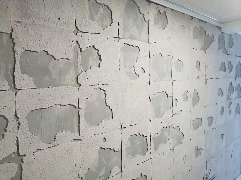 墻磚拆除維修：先把地面上的東西全搬出去，然后戴上手套和防護(hù)眼鏡，用錘子把一塊瓷磚敲碎，再用扁的鑿子往里撬，一片一片慢慢鑿，這種方法費(fèi)力費(fèi)時(shí)。用小型的電鎬或瓷磚鏟除機(jī)就能輕輕松松完成任務(wù)。