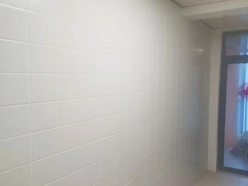 墻磚拆除維修：先把地面上的東西全搬出去，然后戴上手套和防護(hù)眼鏡，用錘子把一塊瓷磚敲碎，再用扁的鑿子往里撬，一片一片慢慢鑿，這種方法費(fèi)力費(fèi)時(shí)。用小型的電鎬或瓷磚鏟除機(jī)就能輕輕松松完成任務(wù)。