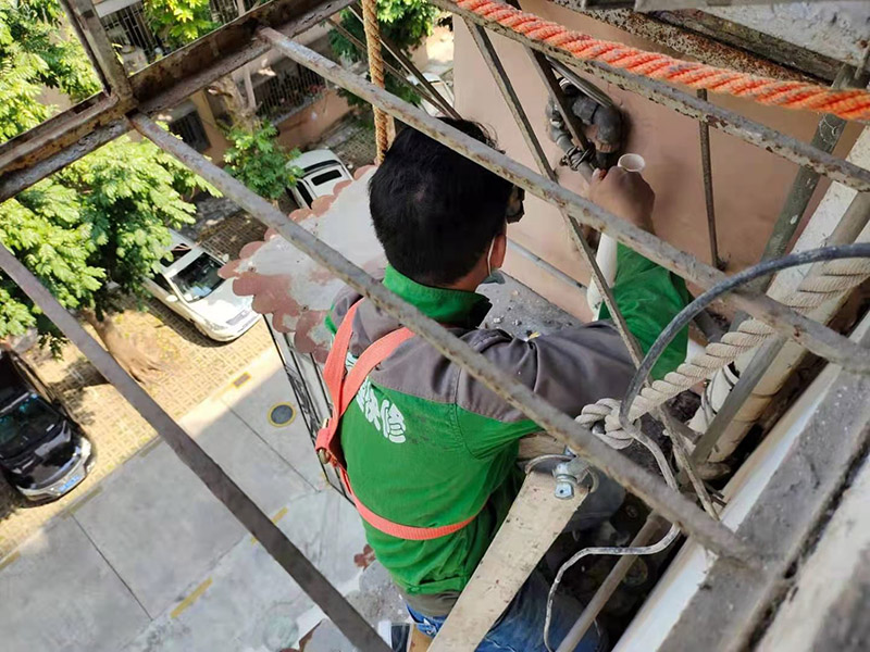 外墻水管改造維修：確定管道的走向和高度。接下來用云石機(jī)開槽。根據(jù)需要裁剪出各種長(zhǎng)度的管材，待用。熱熔機(jī)加熱，綠燈變成紅燈時(shí)把管材放進(jìn)去連接。放管，安裝管卡。15mm冷水管間隔應(yīng)小于0.6m，熱水管為0.25米。20mm冷水管應(yīng)小于0.6米，熱水管應(yīng)小于0.3米。用料漿填槽抹平即可。