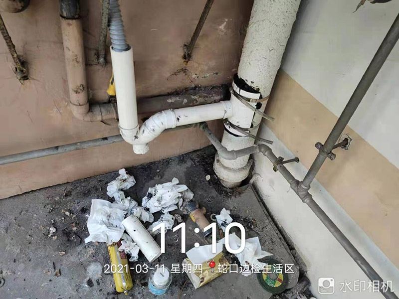 外墻水管改造維修：確定管道的走向和高度。接下來用云石機(jī)開槽。根據(jù)需要裁剪出各種長(zhǎng)度的管材，待用。熱熔機(jī)加熱，綠燈變成紅燈時(shí)把管材放進(jìn)去連接。放管，安裝管卡。15mm冷水管間隔應(yīng)小于0.6m，熱水管為0.25米。20mm冷水管應(yīng)小于0.6米，熱水管應(yīng)小于0.3米。用料漿填槽抹平即可。