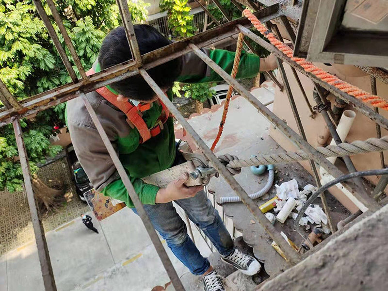 外墻水管改造維修：確定管道的走向和高度。接下來用云石機(jī)開槽。根據(jù)需要裁剪出各種長(zhǎng)度的管材，待用。熱熔機(jī)加熱，綠燈變成紅燈時(shí)把管材放進(jìn)去連接。放管，安裝管卡。15mm冷水管間隔應(yīng)小于0.6m，熱水管為0.25米。20mm冷水管應(yīng)小于0.6米，熱水管應(yīng)小于0.3米。用料漿填槽抹平即可。