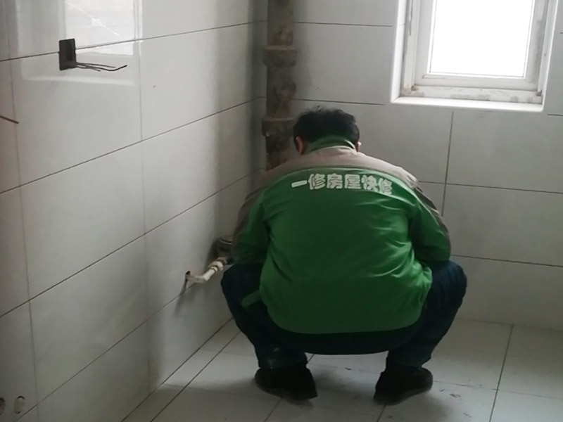 衛(wèi)生間貼磚施工：一是墻磚應(yīng)從下向上鋪貼,且一面墻不能一次貼到頂,接縫一般為1~3毫米;二是鋪貼前要先處理墻面的平整,處理裂縫;三是粘結(jié)材料的涂抹要中間稍高于四周,用橡膠錘敲擊表面以固定,這樣一來可以避免空氣積存于粘結(jié)層中。同時(shí)要進(jìn)行水平檢測(cè);四是粘結(jié)材料要挑和適當(dāng),一般墻面水泥與沙比例為1:4,地面水泥與沙比例為1:32. 地面要打平。 注意的是防水層的處理。在廚廁之些地方的墻面更應(yīng)高度注意。因?yàn)楦鼡Q瓷片通常會(huì)破壞原有水泥沙槳防水層。補(bǔ)救辦法是在貼設(shè)瓷磚前先打一層瀝青防水層。