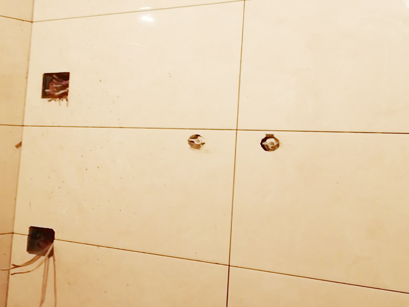 衛(wèi)生間貼磚施工：一是墻磚應(yīng)從下向上鋪貼,且一面墻不能一次貼到頂,接縫一般為1~3毫米;二是鋪貼前要先處理墻面的平整,處理裂縫;三是粘結(jié)材料的涂抹要中間稍高于四周,用橡膠錘敲擊表面以固定,這樣一來可以避免空氣積存于粘結(jié)層中。同時(shí)要進(jìn)行水平檢測(cè);四是粘結(jié)材料要挑和適當(dāng),一般墻面水泥與沙比例為1:4,地面水泥與沙比例為1:32. 地面要打平。 注意的是防水層的處理。在廚廁之些地方的墻面更應(yīng)高度注意。因?yàn)楦鼡Q瓷片通常會(huì)破壞原有水泥沙槳防水層。補(bǔ)救辦法是在貼設(shè)瓷磚前先打一層瀝青防水層。