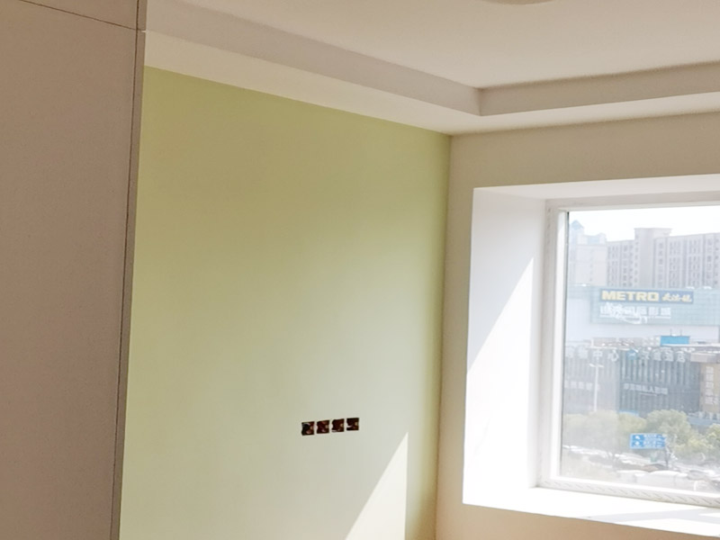 客廳墻面造型翻新：在進行客廳老墻面的翻新處理的時候要注意將老墻面的原有裝修和裝飾都一并的清除。如果老墻面是裝修了一兩年的，則可以只使用鋼刷和砂紙打磨墻面，讓墻面變得干凈平整之后開始新的乳膠漆粉刷工作，如果是裝修時間很長磨損很嚴重的老墻面，則需要用鏟子將墻面的原有裝修都鏟除，之后再刷上膩子開始新的粉刷工作。墻面的底漆作用非常重要，具有防潮、保護墻面、提高墻面粉刷效果的作用。所以底漆的步驟必不可少。在進行乳膠漆的涂刷之前先要計算好所有墻面需要的乳膠漆量，一次配好，避免二次配方產(chǎn)生色差的問題，從而導致墻面顏色不一致影響效果。在進行涂刷的時候也要從上到下順著一個方向進行涂刷。