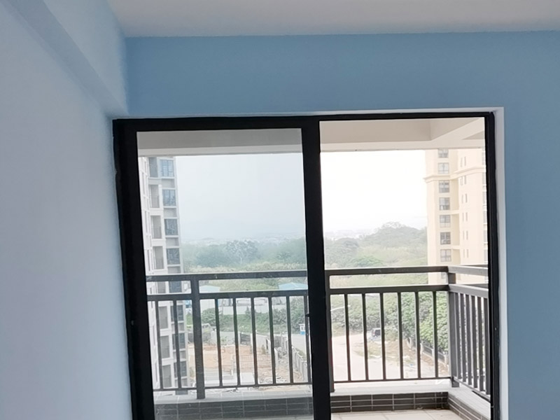 客廳墻面造型翻新：在進行客廳老墻面的翻新處理的時候要注意將老墻面的原有裝修和裝飾都一并的清除。如果老墻面是裝修了一兩年的，則可以只使用鋼刷和砂紙打磨墻面，讓墻面變得干凈平整之后開始新的乳膠漆粉刷工作，如果是裝修時間很長磨損很嚴重的老墻面，則需要用鏟子將墻面的原有裝修都鏟除，之后再刷上膩子開始新的粉刷工作。墻面的底漆作用非常重要，具有防潮、保護墻面、提高墻面粉刷效果的作用。所以底漆的步驟必不可少。在進行乳膠漆的涂刷之前先要計算好所有墻面需要的乳膠漆量，一次配好，避免二次配方產(chǎn)生色差的問題，從而導致墻面顏色不一致影響效果。在進行涂刷的時候也要從上到下順著一個方向進行涂刷。