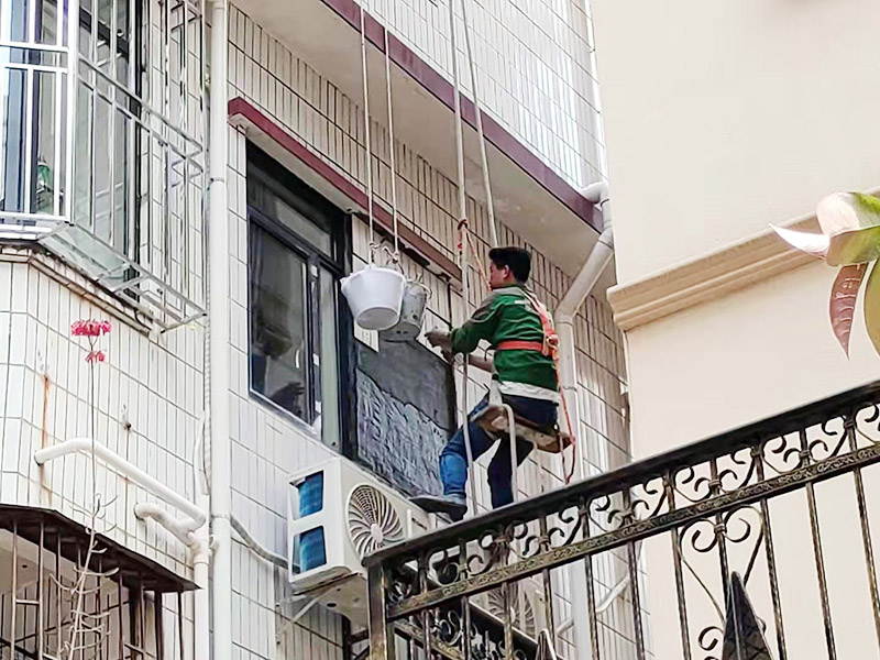 外墻瓷磚修補(bǔ)：將破損墻磚取出，用切割機(jī)在離損壞的墻磚的四周5到6毫米處切槽，用切割刀將墻磚縫的水泥稍微刮下一些，再用切割刀吧墻磚表面的釉面劃開(kāi)一道口，以便把墻磚敲碎取出，用錘子把墻磚敲碎后取下來(lái)，如果水泥粘得太牢，可以用錘子和鏨子把破損的墻磚剔下。 將磚上的砂漿全部刮干凈，然后在107膠中加入適量的水泥，并攪拌成糊狀。然后在瓷磚的背面涂上薄薄的一層，再將瓷磚粘到之前粘貼的墻面，一會(huì)功夫就可粘牢。給瓷磚填縫，按照比例調(diào)勻瓷磚填縫劑，用海綿抹刀將填縫劑抹到墻磚之間的縫隙中;填縫劑半干后，將海綿沾水，把多余的填縫劑擦掉，干燥后完成。