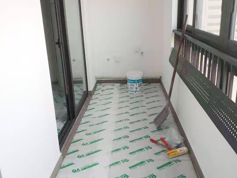 陽臺(tái)貼磚翻新：需要在粘結(jié)劑量置晾時(shí)間內(nèi)，將準(zhǔn)備好的瓷磚鋪壓到位，垂直于梳理方向輕微搓動(dòng)以排出磚下的空氣。鋪貼到位后用橡皮錘輕擊，用尺寸合適的十字定位架來調(diào)整表面平整度及接縫的平直。鋪設(shè)好的磚面應(yīng)該及時(shí)清理干凈，特別是去除殘留其上的粘結(jié)劑。合格的粘結(jié)劑干硬后即使在陶瓷磚面上也不易被清除掉。清理好的瓷磚面應(yīng)該立即擺放標(biāo)識(shí)進(jìn)行隔離，避免污染或擾動(dòng)，直到下一個(gè)填縫工序。 填縫后，用木版或其他工具刮去大灰，用6--8#園鋼清理灰縫，以突出磚的立體感，磁磚表面殘留水泥一定等其發(fā)白時(shí)(即干而未凝固時(shí))，用干布或鋸沫(木屑)、大沙、擦凈表面水泥，(注意一定不要用濕布)、布條、海綿等要勤擦勤換。 等徹底凝固后，用加長柄化纖滾筒毛刷沾取20%--30%鹽酸溶液進(jìn)行全面清洗，之后用清水沖凈。這時(shí)要小心操作以免鹽酸沾染人身及衣物哦。