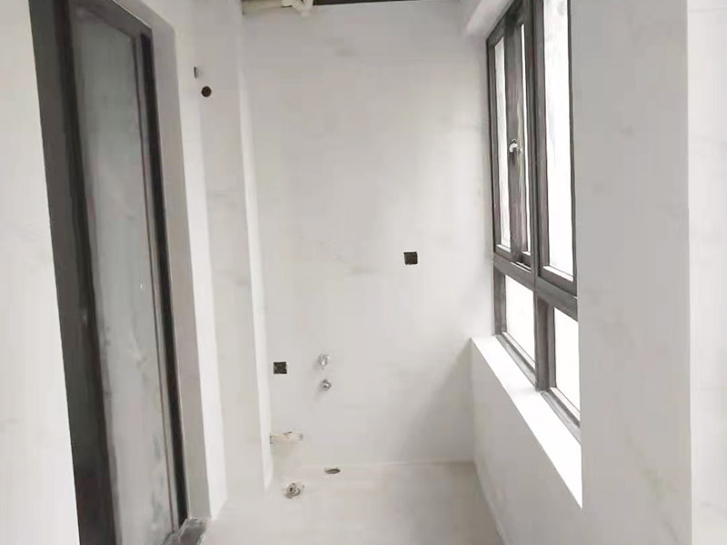 陽臺(tái)貼磚翻新：需要在粘結(jié)劑量置晾時(shí)間內(nèi)，將準(zhǔn)備好的瓷磚鋪壓到位，垂直于梳理方向輕微搓動(dòng)以排出磚下的空氣。鋪貼到位后用橡皮錘輕擊，用尺寸合適的十字定位架來調(diào)整表面平整度及接縫的平直。鋪設(shè)好的磚面應(yīng)該及時(shí)清理干凈，特別是去除殘留其上的粘結(jié)劑。合格的粘結(jié)劑干硬后即使在陶瓷磚面上也不易被清除掉。清理好的瓷磚面應(yīng)該立即擺放標(biāo)識(shí)進(jìn)行隔離，避免污染或擾動(dòng)，直到下一個(gè)填縫工序。 填縫后，用木版或其他工具刮去大灰，用6--8#園鋼清理灰縫，以突出磚的立體感，磁磚表面殘留水泥一定等其發(fā)白時(shí)(即干而未凝固時(shí))，用干布或鋸沫(木屑)、大沙、擦凈表面水泥，(注意一定不要用濕布)、布條、海綿等要勤擦勤換。 等徹底凝固后，用加長柄化纖滾筒毛刷沾取20%--30%鹽酸溶液進(jìn)行全面清洗，之后用清水沖凈。這時(shí)要小心操作以免鹽酸沾染人身及衣物哦。