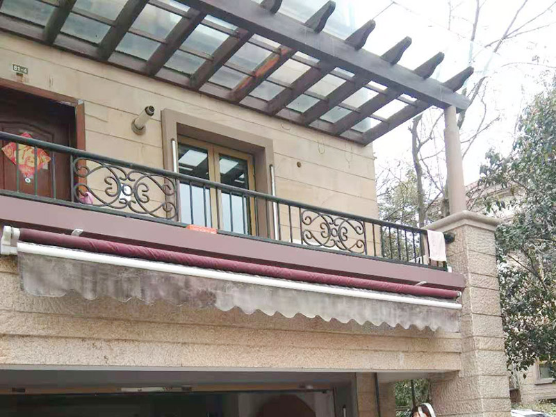 1、預埋螺母：加固專用；連接桿：連接專用；偏心頭：解決了板材之間鎖緊問題。通過、漲栓，螺栓，偏心件組合的三合一連接，牢固。 　　2、三合一連接可以多次拆裝。這也是板式家具的優(yōu)點之一。 　　3、隱蔽。從外表面看不到三合一連接件。 　　4、三合一連接，減少了黏合劑的使用，更加環(huán)保。