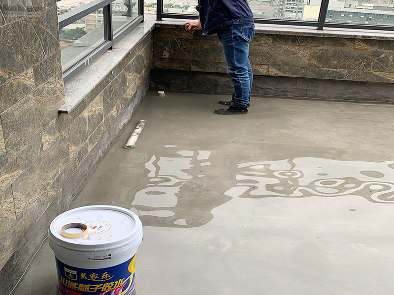 衛(wèi)生間貼磚施工：應(yīng)全部清理墻面上的各類污物，打掃干凈現(xiàn)場，特別是腳落里。用泥刀先批墻，后用水泥漿找平。這個(gè)工序很重要，確保底子平，防止貼后空鼓。墻面要刷防水涂料，防止貼后浸水，一般高度不低于1.8米，刷的時(shí)候會(huì)稍高一些。根據(jù)設(shè)計(jì)鋪貼圖樣的要求，確定排磚方案，用墨斗彈線，以減少施工損耗。用鋸齒鏝刀拉槽這點(diǎn)是目前新工藝區(qū)別老工藝的一點(diǎn)，使用將粘結(jié)劑漿料抹在待鋪貼基層表面，經(jīng)由鋸齒鏝刀梳理后的條狀漿料飽滿并連續(xù)不間斷。瓷磚上墻將經(jīng)過預(yù)先清潔的瓷磚平整地鋪貼在粘結(jié)劑漿料基層上，使用橡膠錘將瓷磚拍實(shí)鋪平。施工過程中，可小幅度轉(zhuǎn)動(dòng)瓷磚，使?jié){料與瓷磚背面充分接觸。專家建議在鋪貼時(shí)，隨機(jī)取下已鋪貼于基層上的瓷磚作檢查。確保漿料與瓷磚背面的充分接觸。