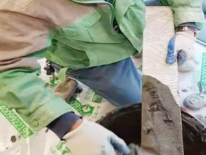 陽臺貼磚施工：需要在粘結(jié)劑量置晾時間內(nèi)，將準備好的瓷磚鋪壓到位，垂直于梳理方向輕微搓動以排出磚下的空氣。鋪貼到位后用橡皮錘輕擊，用尺寸合適的十字定位架來調(diào)整表面平整度及接縫的平直。 磁磚盡量不要沾水，按垂直線及水平線保留6--8mm灰縫粘貼牢固后，再做填縫處理，陰雨天最好不要施工，以免水泥污垢增多。填縫后，用木版或其他工具刮去大灰，用6--8#園鋼清理灰縫，以突出磚的立體感，磁磚表面殘留水泥一定等其發(fā)白時(即干而未凝固時)，用干布或鋸沫(木屑)、大沙、擦凈表面水泥，(注意一定不要用濕布)、布條、海綿等要勤擦勤換。等徹底凝固后，用加長柄化纖滾筒毛刷沾取20%--30%鹽酸溶液進行全面清洗，之后用清水沖凈。這時要小心操作以免鹽酸沾染人身及衣物哦。