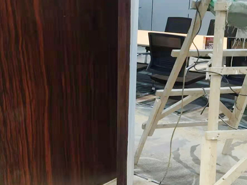 木門修補(bǔ)翻新：首先將破損的洞清理干凈，用砂紙打磨一下除去污垢，將膩?zhàn)雍秃锰钤诳斩磧?nèi)，等膩?zhàn)痈珊笥蒙凹埓蚰ス饣?，或者速干膠干透的木渣也是打磨光滑，除去上邊的灰塵。然后使用修補(bǔ)膏或者油漆對(duì)修補(bǔ)平整光滑的膩?zhàn)由险{(diào)色，還原成與周圍一樣的色彩，用吹風(fēng)機(jī)快速吹干油漆。