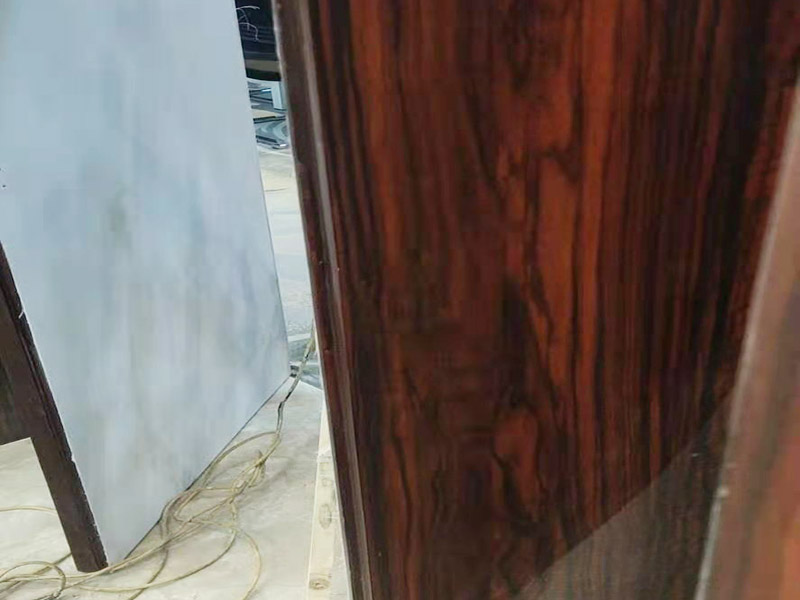 木門修補(bǔ)翻新：首先將破損的洞清理干凈，用砂紙打磨一下除去污垢，將膩?zhàn)雍秃锰钤诳斩磧?nèi)，等膩?zhàn)痈珊笥蒙凹埓蚰ス饣?，或者速干膠干透的木渣也是打磨光滑，除去上邊的灰塵。然后使用修補(bǔ)膏或者油漆對(duì)修補(bǔ)平整光滑的膩?zhàn)由险{(diào)色，還原成與周圍一樣的色彩，用吹風(fēng)機(jī)快速吹干油漆。