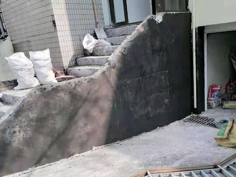 墻面刮膩?zhàn)臃鬯ⅲ嚎梢宰鲚p微潤(rùn)水實(shí)驗(yàn)，檢驗(yàn)原涂層附著力是否合格，如果原基層膩?zhàn)虞^差，則需要鏟除，重新石膏找平。陰角處理兩面&ldquo;彈線&rdquo;（注意垂直度），陽(yáng)角處理用靠尺就可以了，然后用石膏粉加膠調(diào)制石膏膩?zhàn)诱抑薄Ｊ嗄佔(zhàn)痈赏负蠊文佔(zhàn)樱勘楸仨殢氐赘赏福?。檢查膩?zhàn)邮欠窀赏阜椒ㄓ卸菏紫扔^察顏色是否一致；再就是看打磨的時(shí)候有沒(méi)&ldquo;粘砂紙&rdquo;現(xiàn)象。