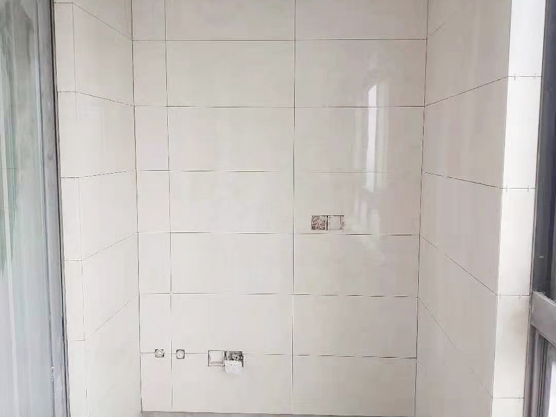 全屋裝修翻新：基層施工 在墻面翻新前,需要先將舊漆面鏟除干凈,之后在進行打磨,將墻面的浮沉雜物都清理干凈。成品保護 基層做完后,需要將施工區(qū)域的家具物件移除,避免在翻新過程中,使家具受到損傷。在刮膩子之前，先用尺子檢測一下墻面的平整度。在施工時，對不平整的地方進行多次涂刮，修補好不平整的區(qū)域。一般膩子刮兩遍即可，每次膩子刮完后要進行打磨，可以讓墻面更加光滑。膩子干透后，再對墻面進行油漆涂刷。底漆要先刷，施工力度要均勻，這樣漆膜厚度也相對一致，然后開始面漆施工。一定要讓漆面自然干透。