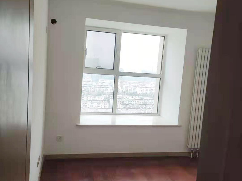 全屋裝修翻新：基層施工 在墻面翻新前,需要先將舊漆面鏟除干凈,之后在進行打磨,將墻面的浮沉雜物都清理干凈。成品保護 基層做完后,需要將施工區(qū)域的家具物件移除,避免在翻新過程中,使家具受到損傷。在刮膩子之前，先用尺子檢測一下墻面的平整度。在施工時，對不平整的地方進行多次涂刮，修補好不平整的區(qū)域。一般膩子刮兩遍即可，每次膩子刮完后要進行打磨，可以讓墻面更加光滑。膩子干透后，再對墻面進行油漆涂刷。底漆要先刷，施工力度要均勻，這樣漆膜厚度也相對一致，然后開始面漆施工。一定要讓漆面自然干透。