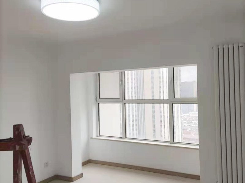 全屋裝修翻新：基層施工 在墻面翻新前,需要先將舊漆面鏟除干凈,之后在進行打磨,將墻面的浮沉雜物都清理干凈。成品保護 基層做完后,需要將施工區(qū)域的家具物件移除,避免在翻新過程中,使家具受到損傷。在刮膩子之前，先用尺子檢測一下墻面的平整度。在施工時，對不平整的地方進行多次涂刮，修補好不平整的區(qū)域。一般膩子刮兩遍即可，每次膩子刮完后要進行打磨，可以讓墻面更加光滑。膩子干透后，再對墻面進行油漆涂刷。底漆要先刷，施工力度要均勻，這樣漆膜厚度也相對一致，然后開始面漆施工。一定要讓漆面自然干透。