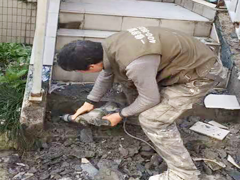 庭院改造翻新：1.先改造水路。將水管全部換成銅管、鋁塑復(fù)合管,增加凈水系統(tǒng)。 2.之后再改造電路。改造電路的時(shí)候要記得將強(qiáng)電與弱電分開(kāi),并且選擇對(duì)應(yīng)需求的線材。 3.保留老房子的一些特色,例如保留老房子的墻磚等,然后再增加一些個(gè)性的設(shè)計(jì)。 4.使用一些比較大氣的家具。有條件的話可以采用實(shí)木家具來(lái)裝飾搭配。 5.用綠植來(lái)搭配呼應(yīng)。用好綠植可以使院子里多一些家的氣息,更加的安靜舒適。