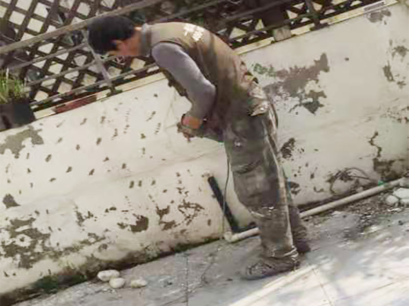 庭院改造翻新：1.先改造水路。將水管全部換成銅管、鋁塑復(fù)合管,增加凈水系統(tǒng)。 2.之后再改造電路。改造電路的時(shí)候要記得將強(qiáng)電與弱電分開(kāi),并且選擇對(duì)應(yīng)需求的線材。 3.保留老房子的一些特色,例如保留老房子的墻磚等,然后再增加一些個(gè)性的設(shè)計(jì)。 4.使用一些比較大氣的家具。有條件的話可以采用實(shí)木家具來(lái)裝飾搭配。 5.用綠植來(lái)搭配呼應(yīng)。用好綠植可以使院子里多一些家的氣息,更加的安靜舒適。