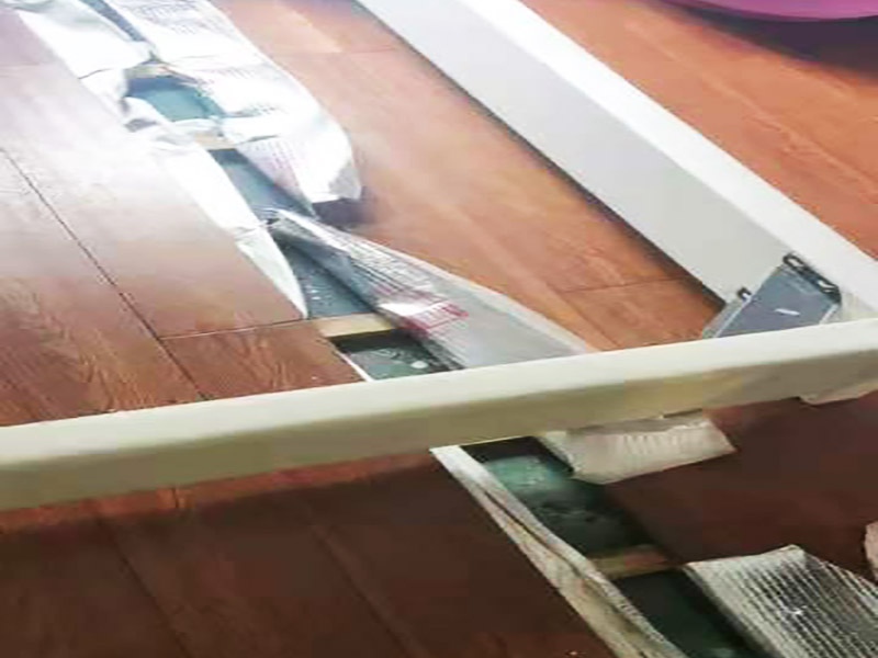 地板修復(fù)維修：擦拭木地板 要擦拭木地板盡量使用靜電拖把，因為木地板不宜沾有過多的水分，這樣可以使木地板可以使用更長的時間，如果是實木地板，在擦拭前可噴灑一些精油效果更好。 修補大刮痕 要修補較深、較大的刮痕比較麻煩，我們要選擇與木地板顏色相近的修補膏，擠在刮痕處，然后用刮刀將其抹平、涂勻，必要的時候可以多涂一些，也可以有一定的效果。