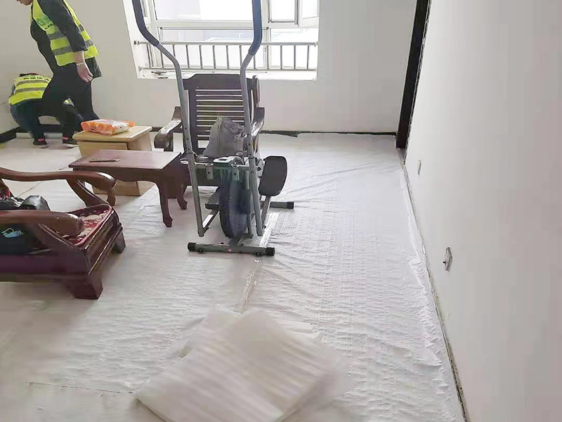 地面成品保護措施：瓷磚、地板的鋪裝，也屬于基礎(chǔ)裝修的部分，經(jīng)常發(fā)現(xiàn)瓷磚施工時和施工后都沒有做成品保護工作，具體的表現(xiàn)有：瓷磚邊鋪邊勾縫、在剛鋪的瓷磚、地板上堆放雜物、剛鋪的瓷磚就在上面走動踩踏、地面瓷磚、地板沒有使用成品保護膜覆蓋等，這些都會影響瓷磚的鋪貼效果，造成瓷磚的施工質(zhì)量問題。