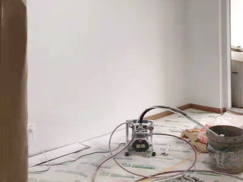 全屋裝修翻新:對(duì)于原有空間布局不滿意，需要重新規(guī)劃，那勢(shì)必就會(huì)對(duì)房屋的墻體進(jìn)行安排。拆除、砌墻等等。水電施工基本原則：走頂不走地，頂不能走，考慮走墻，墻也不能走，才考慮走地。 在開(kāi)線槽前，要先做好線路定位，主要考慮開(kāi)關(guān)、插座、燈具等電器的位置。此時(shí)可進(jìn)行櫥柜的第一次測(cè)量。嚴(yán)格的監(jiān)督水電工程中的質(zhì)量及一些相關(guān)的隱患問(wèn)題，及早發(fā)現(xiàn)及早解決。