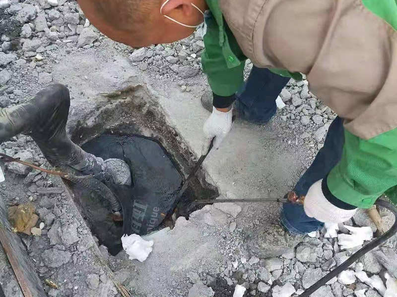 水管做防水卷材施工：如在屋面上設(shè)計(jì)有彩鋼坡屋頂。通常情況下是在彩鋼坡屋頂沒(méi)有安裝彩鋼板前，鋪設(shè)防水卷材(因安裝彩鋼板后，鋼結(jié)構(gòu)屋頂內(nèi)十分黑暗，雖可人工照明，但空間狹小，不利于施工)。在安裝彩鋼板時(shí)，施工作業(yè)人員要頻繁踩踏卷材，難免要對(duì)防水層造成破壞，而滿(mǎn)粘的卷材在一定程度上可以承受這種外力的沖擊，而不至于移位，接縫撕裂。