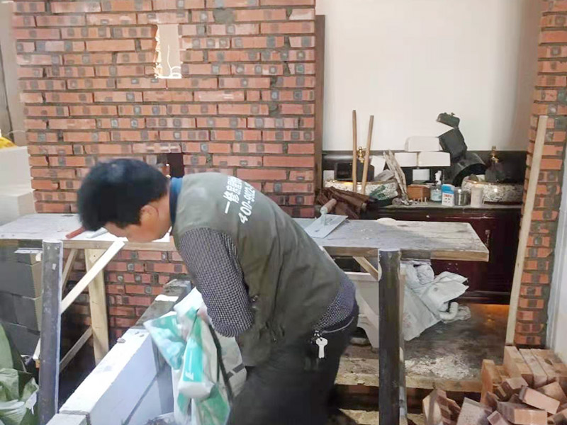 室內(nèi)水泥砌紅磚：要想在家中裝修一面紅磚砌墻，施工工人一般都會使用鋼化的方法。鋼化之后的紅磚砌墻不僅光澤度好，而且硬度還高，用指甲都不會留下什么痕跡。但是這種工藝的本身并不是膩子，因為膩子是作為面層來打底用的，所以必須要具有一定的粗糙度、吸水性、延展性，這樣附著力才好，也不會導致墻漆快速干裂。在做了鋼化之后，就可以不用再上乳膠漆了。因為紅磚砌墻的附著力和吸水性都很差，如果要比較與墻漆的好壞，從環(huán)保的角度來說，墻漆無疑是最好的。