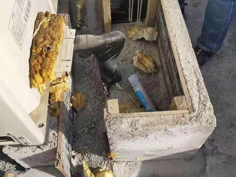 屋頂水管拆除改造：屋頂有很多的低矮的管道，其實(shí)是和其他住戶不相連的。這些是屋頂保溫層的排氣口。保溫層在施工時(shí)難免會(huì)有水分留在里面，施工結(jié)束后長(zhǎng)期暴曬于屋頂，如果水汽排不出會(huì)造成屋頂起鼓開(kāi)裂。所以在工程上要求有一定間隔的排氣口。 用水泥砂漿找平,同時(shí)做好防水層和保護(hù)層,然后,檢查基層處理并進(jìn)行清理,要求不能有任何雜質(zhì),且屋面必須保持干燥,否則會(huì)直接影響防水效果,最后,根據(jù)當(dāng)天的施工量配置相應(yīng)的瀝青,并參照從高到低、從遠(yuǎn)到近的順序,開(kāi)始鋪貼屋面防水卷材。