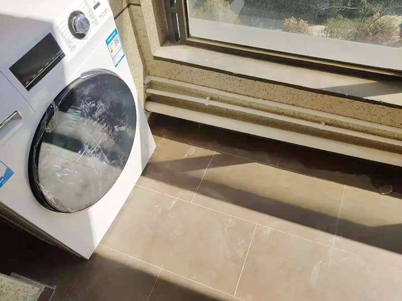 陽臺管道排布：首先檢測檢查一些看看是什么位置的管子的問題。根據(jù)判斷出水位置或者漏水位置選擇合適的維修措施方法。如果是出水外邊的管道壞了，可以通過更換外邊的管道水龍頭就可以維修修好。 在陽臺安裝水管，要選擇合適位置安裝水管，不能妨礙人在陽臺內(nèi)的活動，但要滿足人們使用水管的相關(guān)需求。