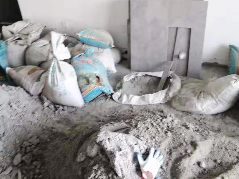 客廳地面貼磚：首先要把基層用水澆濕，除去雜物和浮沙。再抹結合層，需要注意的是要使用1：3的干性水泥漿，按照水平線探鋪平整，然后再把磚放在沙漿上用膠皮錘振實。這時再把地面磚取下澆抹水泥漿，然后把地面磚放實振平就可以了。采用干鋪法可以有效地避免鋪裝過程中造成的空鼓、氣泡等現(xiàn)象發(fā)生。但是干鋪法的技術含量比較高，所以費用也會比較貴。