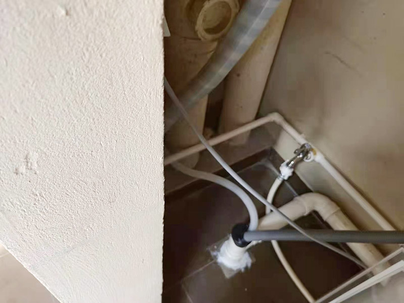 陽臺管道排布：首先檢測檢查一些看看是什么位置的管子的問題。根據(jù)判斷出水位置或者漏水位置選擇合適的維修措施方法。如果是出水外邊的管道壞了，可以通過更換外邊的管道水龍頭就可以維修修好。 在陽臺安裝水管，要選擇合適位置安裝水管，不能妨礙人在陽臺內(nèi)的活動，但要滿足人們使用水管的相關(guān)需求。