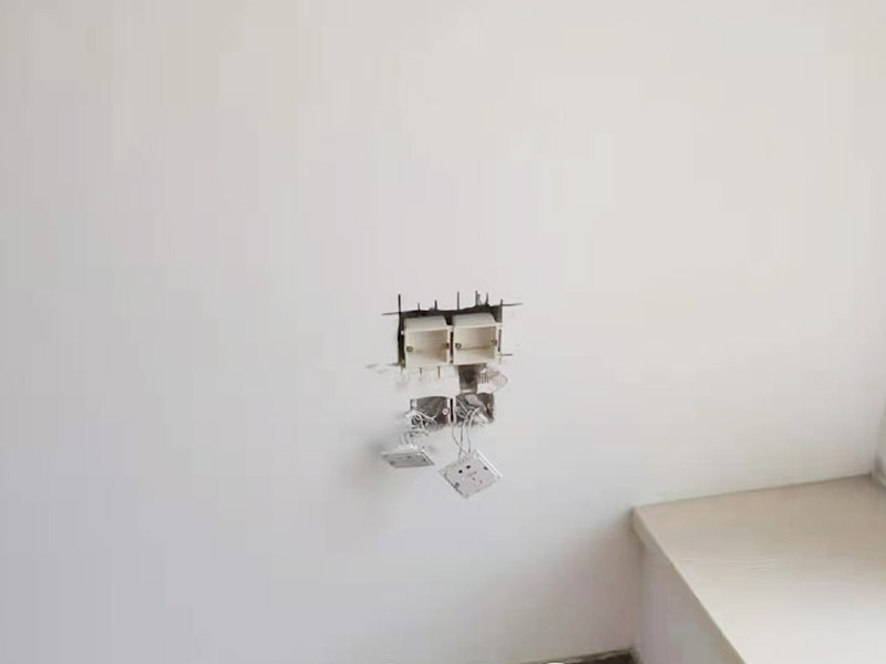 墻面電路開槽安裝：首先確定水電開槽的線路走向；然后施工隊(duì)安線路沿著地面或者墻面開槽；接入線管和暗盒；檢測(cè)電路面對(duì)水路進(jìn)行測(cè)壓；抹平線槽；最后對(duì)水路開槽進(jìn)行平面安裝。 注意在確定線路走向的時(shí)候，避免線路過多交叉，開槽走管的路線要橫平豎直。開暗槽的時(shí)候，要注意房屋的承重墻的鋼筋粗細(xì)，不要切到；開槽的深度寬度也要把握好，根據(jù)房屋結(jié)構(gòu)決定；電路接頭不要裸露在外面；穿管不能使用軟管；