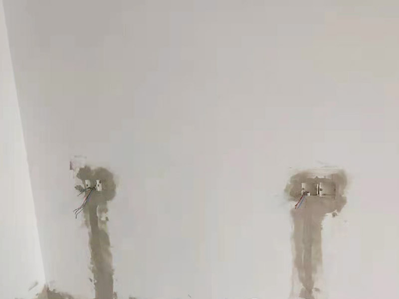 墻面電路開槽安裝：首先確定水電開槽的線路走向；然后施工隊(duì)安線路沿著地面或者墻面開槽；接入線管和暗盒；檢測(cè)電路面對(duì)水路進(jìn)行測(cè)壓；抹平線槽；最后對(duì)水路開槽進(jìn)行平面安裝。 注意在確定線路走向的時(shí)候，避免線路過多交叉，開槽走管的路線要橫平豎直。開暗槽的時(shí)候，要注意房屋的承重墻的鋼筋粗細(xì)，不要切到；開槽的深度寬度也要把握好，根據(jù)房屋結(jié)構(gòu)決定；電路接頭不要裸露在外面；穿管不能使用軟管；