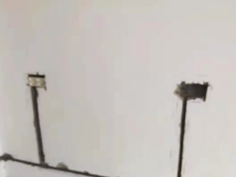 墻面電路開槽安裝：首先確定水電開槽的線路走向；然后施工隊(duì)安線路沿著地面或者墻面開槽；接入線管和暗盒；檢測(cè)電路面對(duì)水路進(jìn)行測(cè)壓；抹平線槽；最后對(duì)水路開槽進(jìn)行平面安裝。 注意在確定線路走向的時(shí)候，避免線路過多交叉，開槽走管的路線要橫平豎直。開暗槽的時(shí)候，要注意房屋的承重墻的鋼筋粗細(xì)，不要切到；開槽的深度寬度也要把握好，根據(jù)房屋結(jié)構(gòu)決定；電路接頭不要裸露在外面；穿管不能使用軟管；