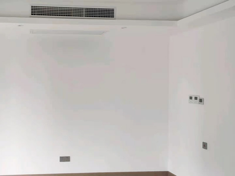 墻面電路開槽安裝：首先確定水電開槽的線路走向；然后施工隊(duì)安線路沿著地面或者墻面開槽；接入線管和暗盒；檢測(cè)電路面對(duì)水路進(jìn)行測(cè)壓；抹平線槽；最后對(duì)水路開槽進(jìn)行平面安裝。 注意在確定線路走向的時(shí)候，避免線路過多交叉，開槽走管的路線要橫平豎直。開暗槽的時(shí)候，要注意房屋的承重墻的鋼筋粗細(xì)，不要切到；開槽的深度寬度也要把握好，根據(jù)房屋結(jié)構(gòu)決定；電路接頭不要裸露在外面；穿管不能使用軟管；