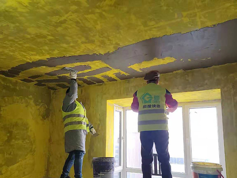 全屋墻面掛網(wǎng)施工：掛網(wǎng)之前，首先將墻面進行抹灰，抹灰要分為兩步驟走，為了能夠增加墻面的粘合力，所以我們需要多增加水泥的成分，但是也不能夠太厚。接下來就要刷一遍砂漿，刷的時候要先做一下凝水處理，而且抹灰的深度一般來說要達到3毫米左右，墻面的平整度要非常好。如果墻面上有裂縫，還需要用膠帶把它貼好，壓嚴(yán)實了，再用網(wǎng)格布蓋住，同時還要將多余的網(wǎng)格布剪斷，最后再刷上水泥砂漿，要讓它自然風(fēng)干，最后再輕輕打磨，涂上涂料，使其表面比較光滑就可以了。