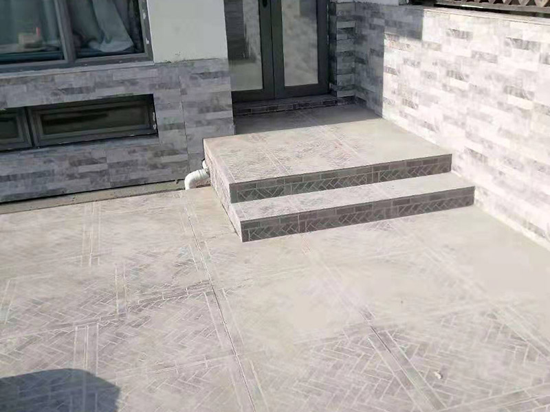 庭院貼磚施工:基層清理&rarr;貼灰餅&rarr;標(biāo)筋&rarr;鋪結(jié)合層砂漿&rarr;彈線&rarr;鋪磚&rarr;壓平拔縫&rarr;嵌縫&rarr;養(yǎng)護(hù) 將選配好的磚清洗干凈后，放入清水中浸泡2～3小時后取出晾干備用。結(jié)合層做完彈線后，接著按順序鋪磚。 鋪磚時應(yīng)抹墊水泥濕漿，按線先鋪縱橫定位帶， 定位帶各相隔15～20塊磚，然后從里往外退著鋪定位帶內(nèi)地磚，將地面磚鋪貼平整密實。 壓平、拔縫：每鋪完一個段落，用噴壺略灑水，15分鐘左右用木錘和硬木拍板按鋪磚順序錘拍一遍，不得遺漏，邊壓實邊用水平尺找平， 壓實后拉通線撫縱縫后橫縫進(jìn)行拔縫調(diào)直，使縫口平直、貫通、調(diào)縫后再用木錘拍板砸平，即將縫內(nèi)余漿或磚面上的灰漿擦擦去。