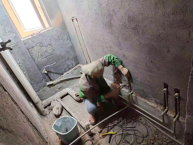 衛(wèi)生間防水貼磚維修：先做墻面防水&rarr;貼墻磚&rarr;再做地面防水2－3遍&rarr;固化期5－7天&rarr;閉水實驗合格&rarr;地面做水泥砂漿保護層&rarr;貼地磚。都是在地面用水泥砂漿找平一次，等它干透后再做防水。一般的防水施工要做2到3遍，而且防水的順序也是有講究的，比如，要先做完墻面防水再貼墻磚，其次才可以做地面防水，再貼地磚。