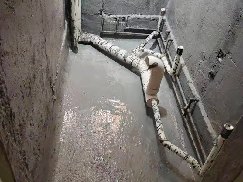 衛(wèi)生間防水貼磚維修：先做墻面防水&rarr;貼墻磚&rarr;再做地面防水2－3遍&rarr;固化期5－7天&rarr;閉水實驗合格&rarr;地面做水泥砂漿保護層&rarr;貼地磚。都是在地面用水泥砂漿找平一次，等它干透后再做防水。一般的防水施工要做2到3遍，而且防水的順序也是有講究的，比如，要先做完墻面防水再貼墻磚，其次才可以做地面防水，再貼地磚。