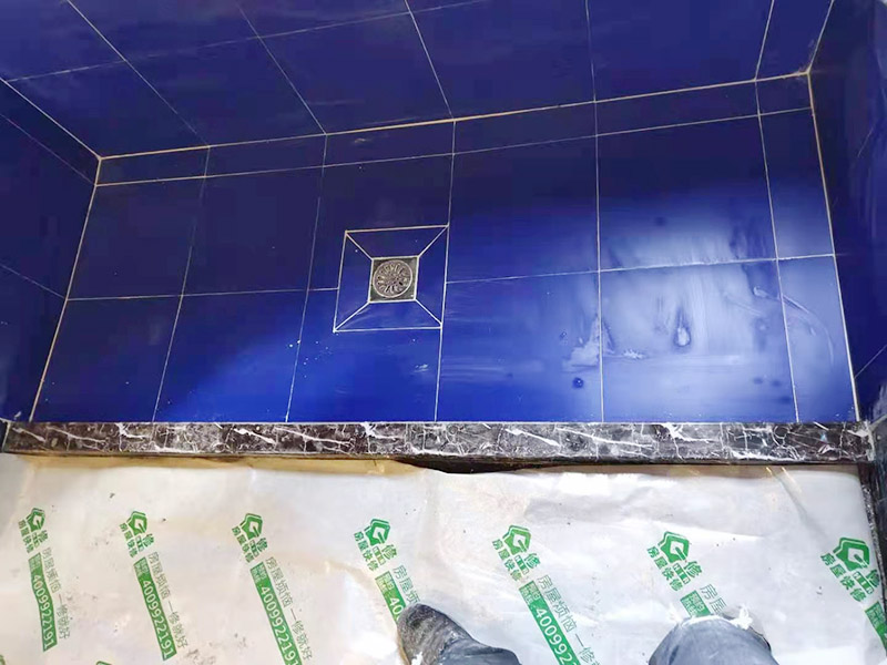 浴缸拆除改造:如果是衛(wèi)生間的墻面是非承重的輕體墻，就要將整個(gè)墻面涂滿防水涂料；使用浴缸，與浴缸相鄰的墻面，防水涂料的高度也要比浴缸上沿高出一些。墻面瓷磚要貼滿，可以抵御潮濕的侵蝕，保護(hù)墻壁的防水層，同時(shí)還容易長(zhǎng)久保持整潔與美觀；采用吊頂?shù)募彝ヒ⒁獾蹴斦趽踝〉牟糠忠惨么纱u鋪滿，才能良好地保護(hù)整個(gè)墻壁。 衛(wèi)生間拆改時(shí)，會(huì)將原有地磚鑿去，一定要用水泥砂漿將地面找平，然后再做防水處理。這樣可以避免防水涂料因薄厚不均而造成滲漏。衛(wèi)生間墻地面之間的接縫以及上下水管道與地面的接縫處，是最容易出問題的地方，因此在衛(wèi)生間番細(xì)膩時(shí)要注意接縫處要刷到位，這樣的細(xì)節(jié)不容小覷。