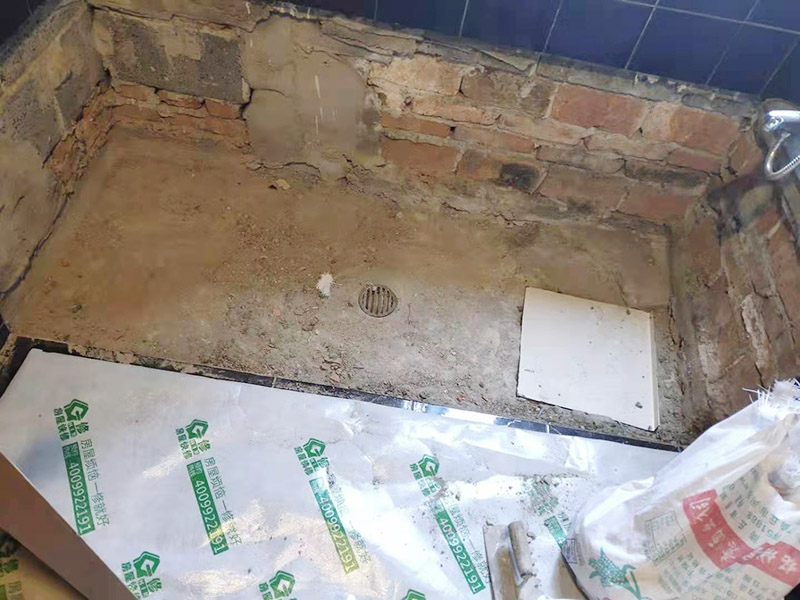 浴缸拆除改造:如果是衛(wèi)生間的墻面是非承重的輕體墻，就要將整個(gè)墻面涂滿防水涂料；使用浴缸，與浴缸相鄰的墻面，防水涂料的高度也要比浴缸上沿高出一些。墻面瓷磚要貼滿，可以抵御潮濕的侵蝕，保護(hù)墻壁的防水層，同時(shí)還容易長(zhǎng)久保持整潔與美觀；采用吊頂?shù)募彝ヒ⒁獾蹴斦趽踝〉牟糠忠惨么纱u鋪滿，才能良好地保護(hù)整個(gè)墻壁。 衛(wèi)生間拆改時(shí)，會(huì)將原有地磚鑿去，一定要用水泥砂漿將地面找平，然后再做防水處理。這樣可以避免防水涂料因薄厚不均而造成滲漏。衛(wèi)生間墻地面之間的接縫以及上下水管道與地面的接縫處，是最容易出問題的地方，因此在衛(wèi)生間番細(xì)膩時(shí)要注意接縫處要刷到位，這樣的細(xì)節(jié)不容小覷。