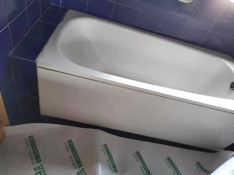 浴缸拆除改造:如果是衛(wèi)生間的墻面是非承重的輕體墻，就要將整個(gè)墻面涂滿防水涂料；使用浴缸，與浴缸相鄰的墻面，防水涂料的高度也要比浴缸上沿高出一些。墻面瓷磚要貼滿，可以抵御潮濕的侵蝕，保護(hù)墻壁的防水層，同時(shí)還容易長(zhǎng)久保持整潔與美觀；采用吊頂?shù)募彝ヒ⒁獾蹴斦趽踝〉牟糠忠惨么纱u鋪滿，才能良好地保護(hù)整個(gè)墻壁。 衛(wèi)生間拆改時(shí)，會(huì)將原有地磚鑿去，一定要用水泥砂漿將地面找平，然后再做防水處理。這樣可以避免防水涂料因薄厚不均而造成滲漏。衛(wèi)生間墻地面之間的接縫以及上下水管道與地面的接縫處，是最容易出問題的地方，因此在衛(wèi)生間番細(xì)膩時(shí)要注意接縫處要刷到位，這樣的細(xì)節(jié)不容小覷。