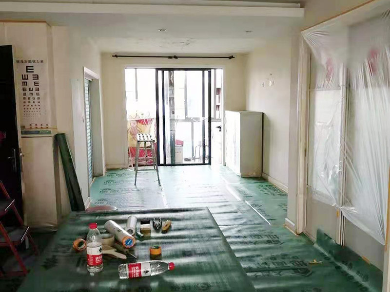 地面家具保護(hù)措施：貼好磚做好清潔，清除地磚表面的細(xì)沙之類的。防止后期走動(dòng)或者其他動(dòng)作刮花地磚表面釉質(zhì)，導(dǎo)致后期地面很花。其他的堅(jiān)硬物也不要留在地磚表面?？梢杂玫孛姹Ｗo(hù)膜把地磚覆蓋了，在上面的各種操作就不會(huì)破壞地磚了。選擇整體都覆蓋，方便工人之后的施工，在裝修完畢后取掉就行。