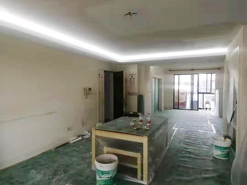 地面家具保護(hù)措施：貼好磚做好清潔，清除地磚表面的細(xì)沙之類的。防止后期走動(dòng)或者其他動(dòng)作刮花地磚表面釉質(zhì)，導(dǎo)致后期地面很花。其他的堅(jiān)硬物也不要留在地磚表面?？梢杂玫孛姹Ｗo(hù)膜把地磚覆蓋了，在上面的各種操作就不會(huì)破壞地磚了。選擇整體都覆蓋，方便工人之后的施工，在裝修完畢后取掉就行。