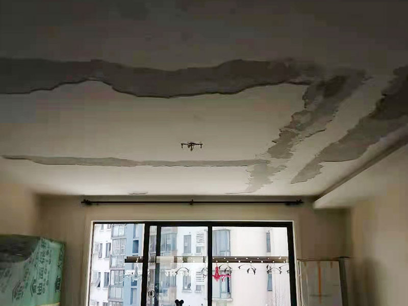 頂面墻皮脫落維修：墻面沾水：潤(rùn)濕原有墻面，鏟的時(shí)候省力。  鏟墻皮：鏟除原墻面已經(jīng)被水浸過(guò)的部分，直到露出水泥砂漿墻面或是膩?zhàn)訉印? 界面劑：墻面涂刷界面劑，刷界面劑一定要都刷到，而且要刷勻。 裂縫：一般情況下用牛皮紙帶和白乳膠貼住裂縫（但不能保證100％不會(huì)再開(kāi)裂）。  找平：凹凸不平的墻面需要找平，一般石膏比較常用，凹凸差不超過(guò)0.5公分為佳。 貼布：一般輕體墻和保溫墻等非承重墻都是需要貼布的，盡量選擇質(zhì)地好一點(diǎn)的墻布和白乳膠，如果有條件的話可以用網(wǎng)格布，相對(duì)防裂效果會(huì)更好一點(diǎn)。 