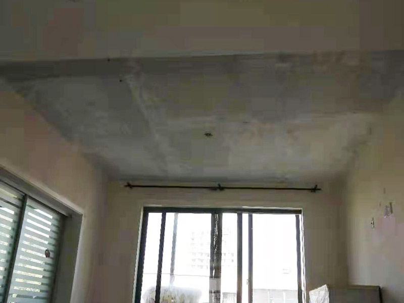 頂面墻皮脫落維修：墻面沾水：潤(rùn)濕原有墻面，鏟的時(shí)候省力。  鏟墻皮：鏟除原墻面已經(jīng)被水浸過(guò)的部分，直到露出水泥砂漿墻面或是膩?zhàn)訉印? 界面劑：墻面涂刷界面劑，刷界面劑一定要都刷到，而且要刷勻。 裂縫：一般情況下用牛皮紙帶和白乳膠貼住裂縫（但不能保證100％不會(huì)再開(kāi)裂）。  找平：凹凸不平的墻面需要找平，一般石膏比較常用，凹凸差不超過(guò)0.5公分為佳。 貼布：一般輕體墻和保溫墻等非承重墻都是需要貼布的，盡量選擇質(zhì)地好一點(diǎn)的墻布和白乳膠，如果有條件的話可以用網(wǎng)格布，相對(duì)防裂效果會(huì)更好一點(diǎn)。 