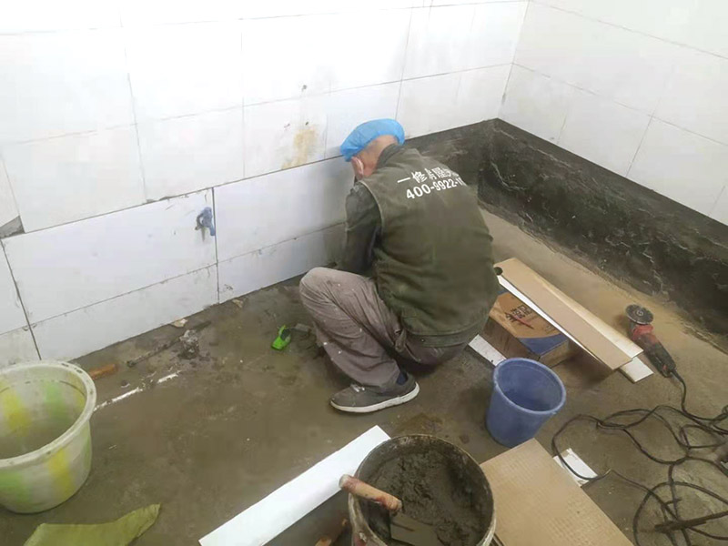 墻磚補(bǔ)瓷磚維修：如果瓷磚破損的地方，是在室內(nèi)空間中間，為了避免以后使用的美觀度，最好重新鋪貼。如果是家具擺放區(qū)域或者室內(nèi)邊角，可以使用陶瓷膠水，打磨填補(bǔ)下。 或者破損的瓷磚，需要將瓷磚的邊緣徹底清除干凈，再嵌入白水泥，使用小錘子將破損的瓷磚輕輕敲掉。如果瓷磚比較貼地面，可以使用刀子來劃分區(qū)域，從中間開始施工，讓依次將瓷磚慢慢修整干凈。