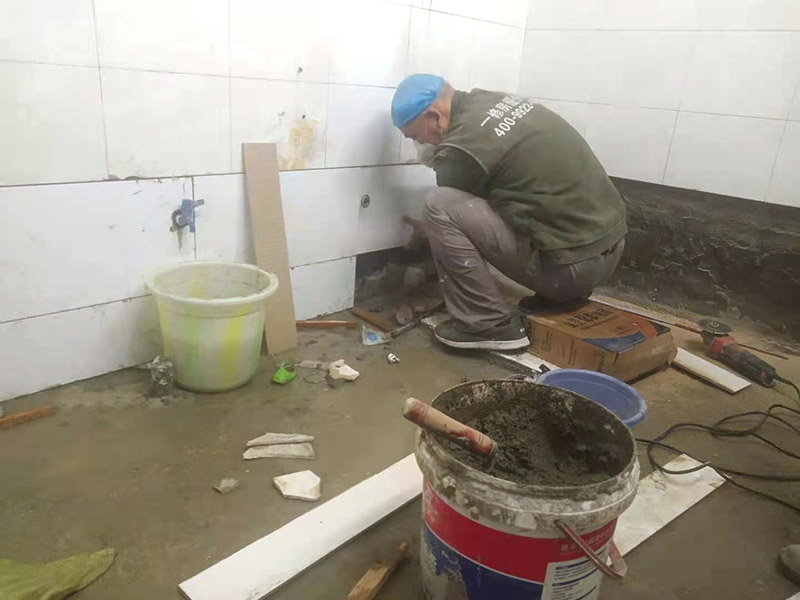  歡迎到久益一修家庭維修官網(wǎng)了解汝州市水電維修服務(wù)商地址、汝州市水電維修師傅電話號(hào)碼；汝州市久益一修裝修公司提供水電維修上門服務(wù)，可以免費(fèi)咨詢客服關(guān)于汝州市水電維修公司哪家好、汝州市水電維修師傅電話、汝州市水電維修報(bào)價(jià)、汝州市水電維修實(shí)體店地址。