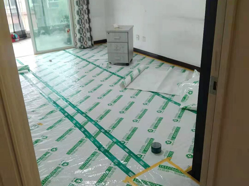 家具成品保護(hù)措施：成品飾面板在安裝好后必須用PE保護(hù)膜覆蓋包起來，所有成品飾面板的陽角位必須用硬質(zhì)紙護(hù)角或泡沫棉進(jìn)行保護(hù)性包裝，防止交被其他施工人員碰撞。固裝家具保護(hù)完后，在正面要貼上醒目的標(biāo)簽，進(jìn)行現(xiàn)場提示。家具木門安裝好后，木門的門框1.5米以下高度一定要用硬質(zhì)紙護(hù)角或泡沫棉進(jìn)行保護(hù)性包裝，門頁用PE保護(hù)膜及泡沫板包起來，防止交被其他施工人員碰撞。